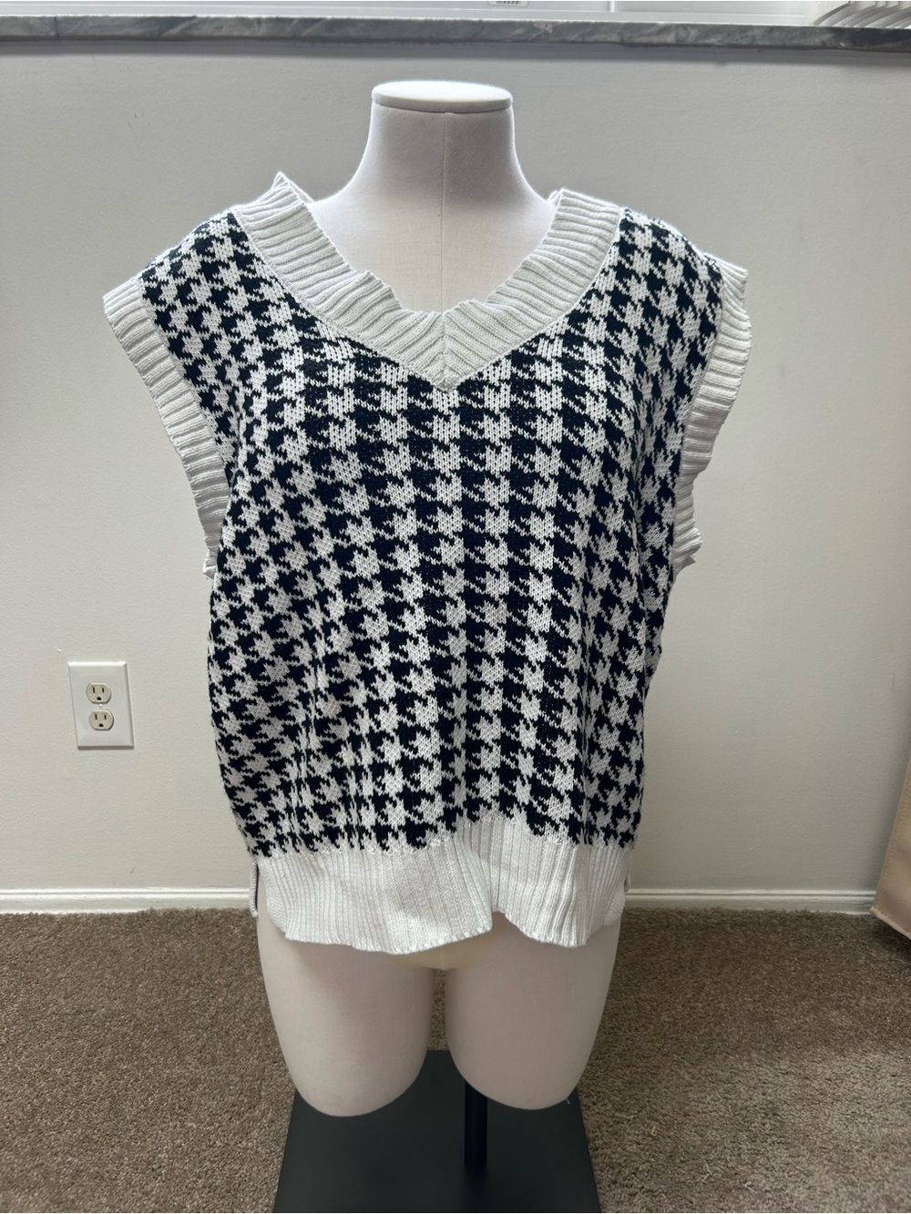 Classic Houndstooth Knit Sweater Vest - Black & White